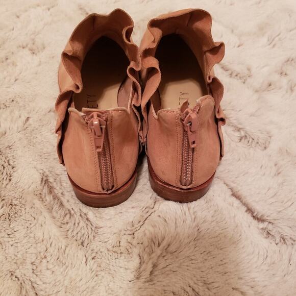 SOLE SOCIETY TAUPE RUFFLE BOOTIE SIZE 7.5M - Picture 5 of 7